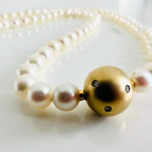 Akoyazuchtperlenkette mit 585/- Goldbrilliantschloss