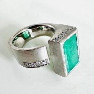 Ring 585/- Weißgold mit Smaragd und Brillianten 0,50 ct Handar