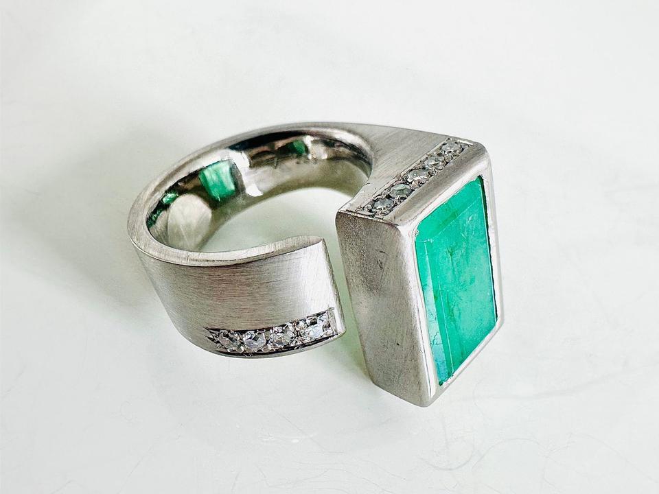 Ring 585/- Weißgold mit Smaragd und Brillianten 0,50 ct Handar