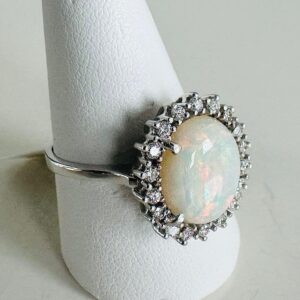 Ring 585/- Weißgold mit Opal und Brillianten 0,36 ct
