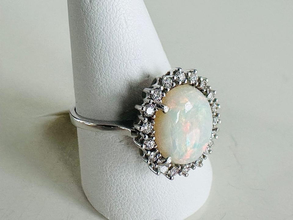 Ring 585/- Weißgold mit Opal und Brillianten 0,36 ct
