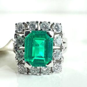 Ring 585/- Weißgold mit Smaragd und Brillanten 0,72 ct Tw/Lupenre